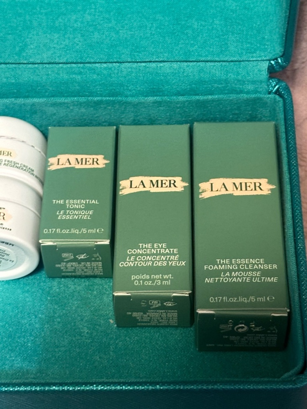 La Mer Teal Gift Box with face care - Picture 5 of 5